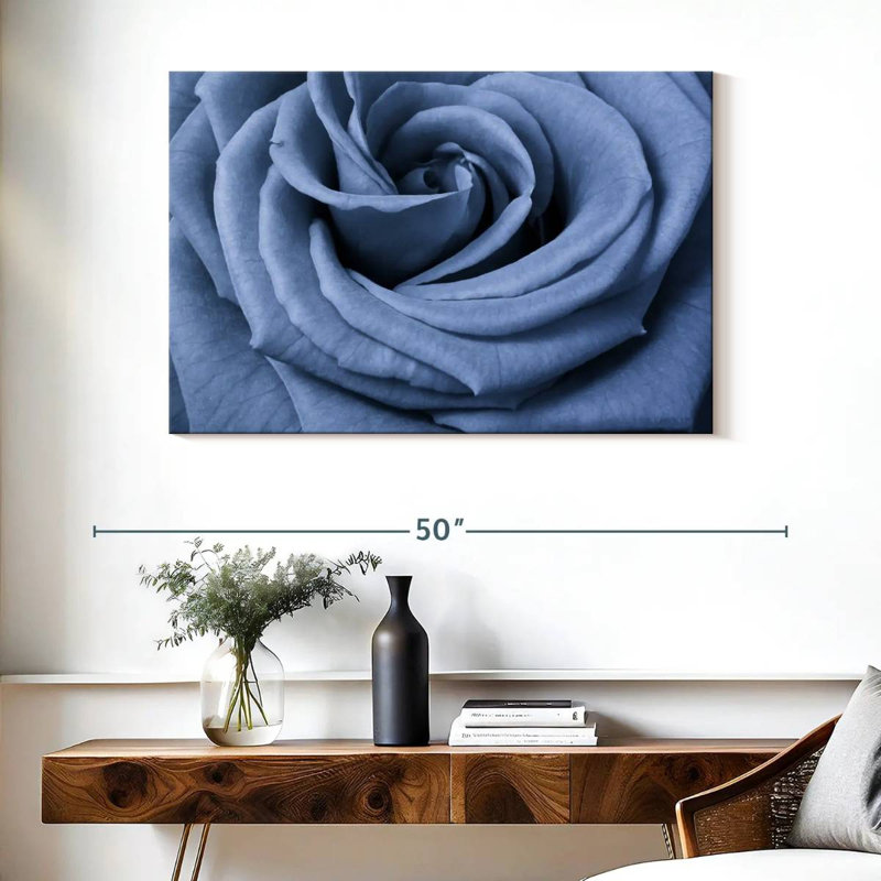 Rose bleue Harnek en gros plan, H 26 po x l 39 po