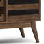 Grande armoire à vin de style Mid-Century en acacia massif avec porte-verres à pied et rangement pour 12 bouteilles Clarkson