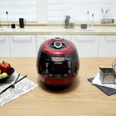 Coucou CRP-HZ0683FR | Cuiseur à riz à pression à induction 6 tasses (non cuit) | 13 options de menu, nettoyage automatique, guide de la voix, fabriqué en corée | Noir / rouge