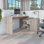 Bureau d'ordinateur moderne en L avec rangement ouvert et fermé - gris clair