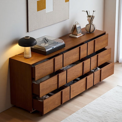 Armoire brune au design simple et rétro
