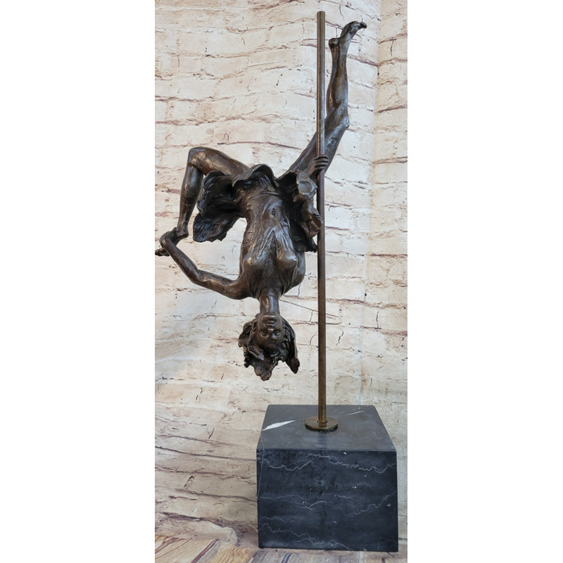 Sculpture Circus Perform Balancee