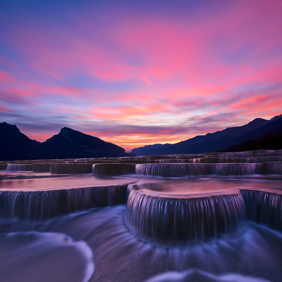 Gestufte Wasserfallgruppe bei Sonnenaufgang von Zorazhuang - Ohne Rahmen auf Leinwand