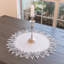 Grand napperon en dentelle argentée sur fond jacquard blanc, plateau de table (rond 24 po)