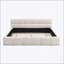 Élégant lit tapissier en chenille beige avec motif damier, grand, confort et style ultimes-457898066