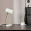 Lampe de bureau 15 po Novogratz X Globe Athena, abat-jour blanc, bras en laiton, base en faux marbre blanc