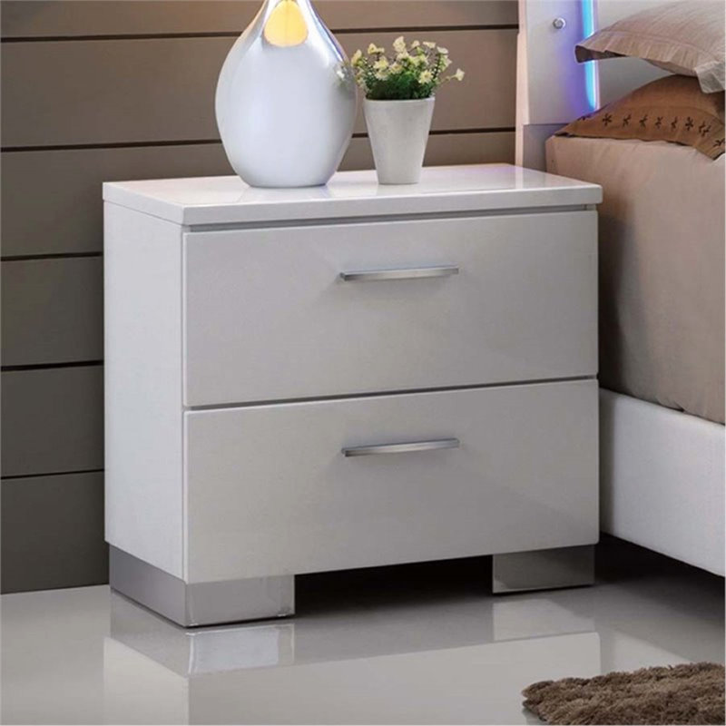 Table de chevet moderne à 2 tiroirs avec pieds chromés, finition blanche pour un rangement et une organisation élégants dans la chambre à coucher