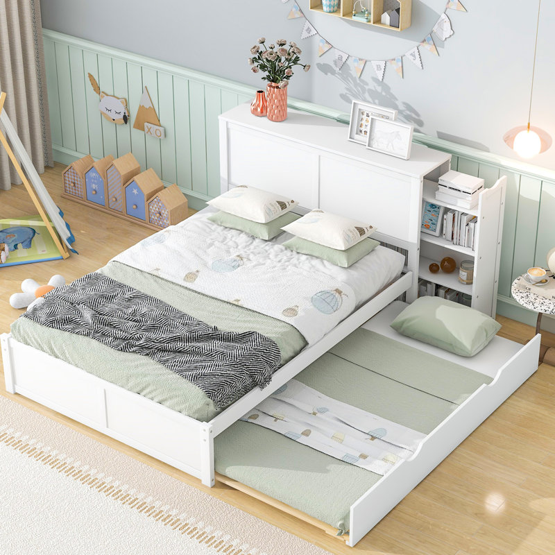 Lit double pleine grandeur avec tablettes coulissantes et lit gigogne simple en bois blanc pour une aire de repos romantique