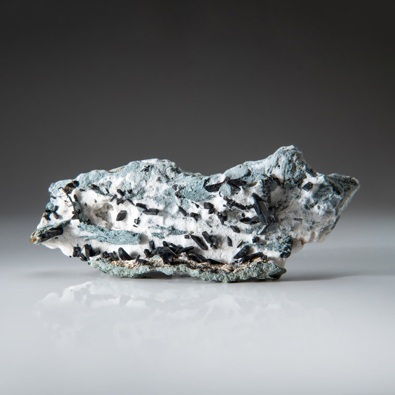 Neptunite sur Natrolite de la mine de pierres précieuses Benitoite, San Benito County, Californie