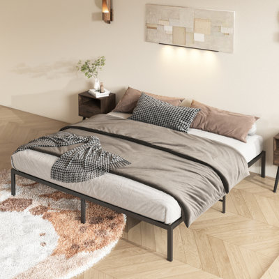 Structure de lit plateforme en métal très grand, avec un milieu de pied renforcé et une construction de très grande taille, sans sommier, noir pour une chambre à coucher élégante