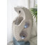 Fontaine abstraite à découpes avec base en blocs - 16,9 po x 10,2 po x 31,9 po - Blanc / Bleu