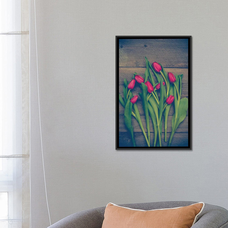 « red tulipes », impression sur toile, H 26 po x l 18 po x P 1,5 po, Toile encadrée noire, Pas de tapis
