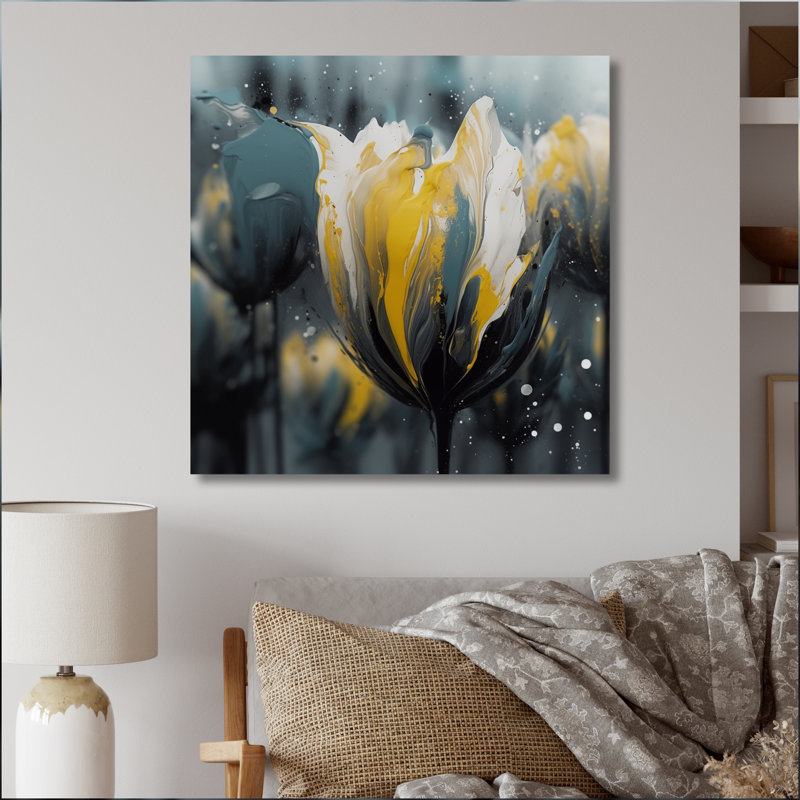 «Grey Petals Of Tulip Serenity III», reproduction sur toile, H 24 po x l 24 po x P 1 po, Toile tendue