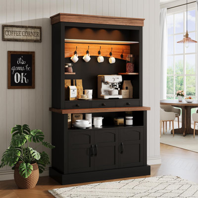 Bahut de 72 po de style ferme avec lumière DEL, armoire à café avec tablette réglable, armoire buffet avec tablette en verre / 6 crochets / 3 tiroirs pour la salle à manger