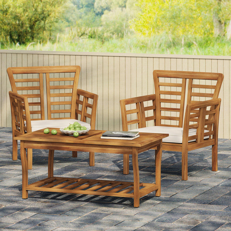 Ensemble de 2 fauteuils club en bois + table, au design classique et résistant aux intempéries grâce à ses panneaux à lattes marron.
