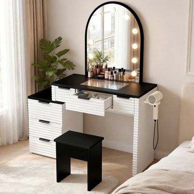 Table de coiffeuse de maquillage, ensemble de chaise de coiffeuse moderne avec miroir à la mode 3 modes d'éclairage Table de maquillage réglable avec prise de courant en verre et 6 tiroirs pour la maison
