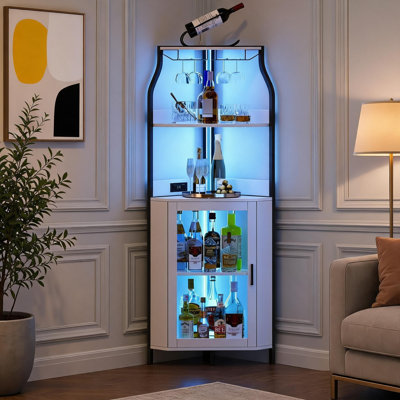 Meuble-bar d'angle industriel à 5 ​​niveaux avec portes, étagères réglables et éclairage DEL RVB, idéal pour ranger le vin et les spiritueux dans la cuisine ou le coin café.