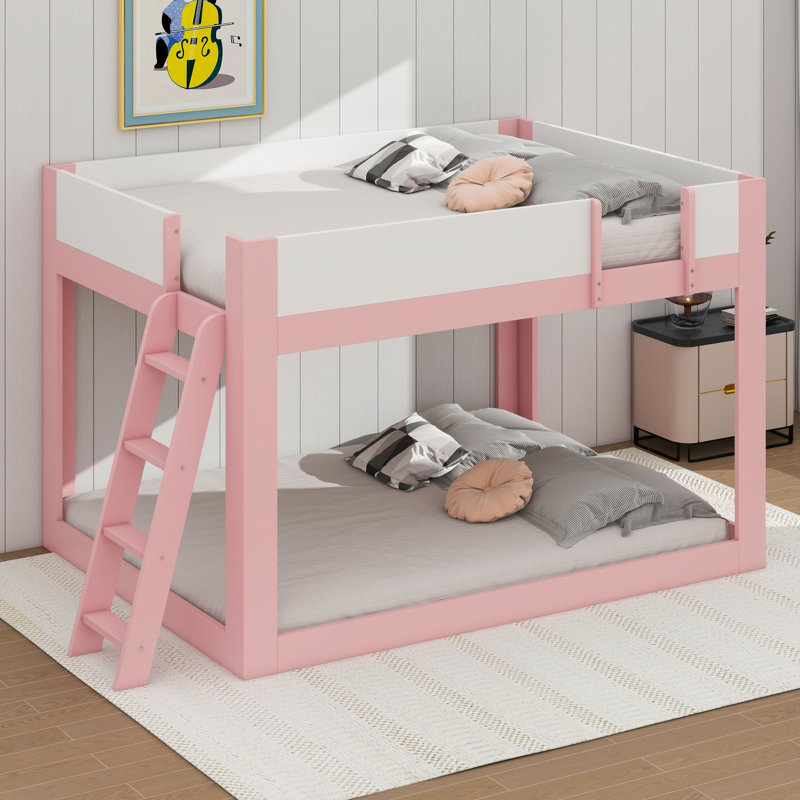 Lit superposé spacieux et bas, lit superposé convertible en bois robuste avec échelle fixe résistante et barrières de sécurité complètes