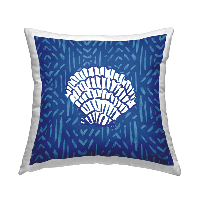 Coussin décoratif bord de mer à motif rayé bleu côtier par Mercedes Lopez Charro