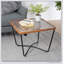 Table basse moderne carrée avec plateau en verre trempé et structure en métal robuste, parfaite pour les intérieurs contemporains et industriels.