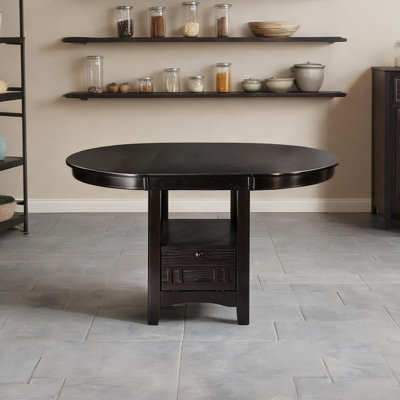 Table de salle à manger avec détails en bois massif, assortie à un ensemble de quatre chaises et un comptoir en bois de hauteur standard.