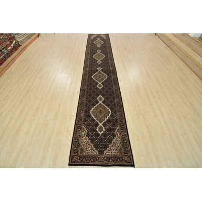 Tapis de couloir traditionnel noir en laine noué à la main 2 pi 8 po x 14 pi 3 po Fine Oriental