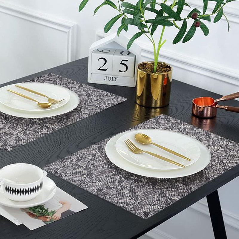 Napperons élégants en PVC gris à motif peau de serpent avec résistance à la chaleur pour un décor et un cadeau de Noël élégants