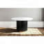 Table de salle à manger ronde en faux marbre avec base en métal noir Wave et garniture dorée (46 po, sièges 4)