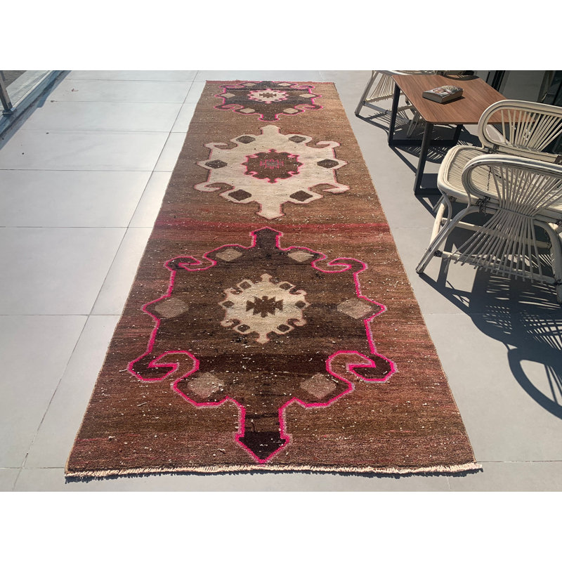 Tapis de couloir turc tissé à la main en brun avec motif géométrique rose pour un intérieur élégant