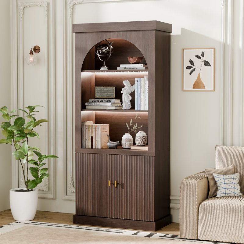 Vitrine moderne en noyer de luxe avec tablette ouverte arquée éclairée à DEL, poignées en métal doré, rangement à plusieurs niveaux et armoire inférieure fermée