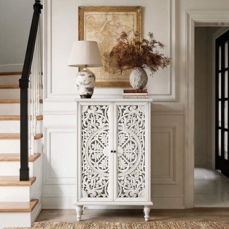 Meuble d'appoint de style ferme, sculpté et ajouré, de 47 pouces de hauteur, avec tablette réglable et pieds tournés., Blanc