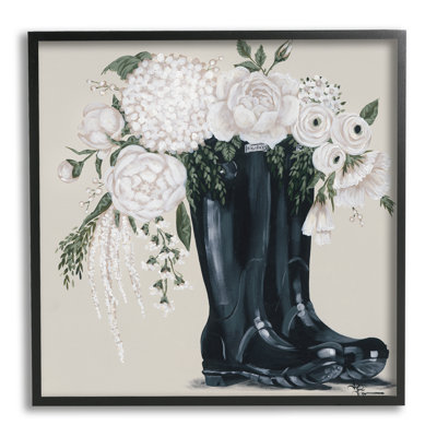 Arrangement de fleurs blanches avec bottes noires