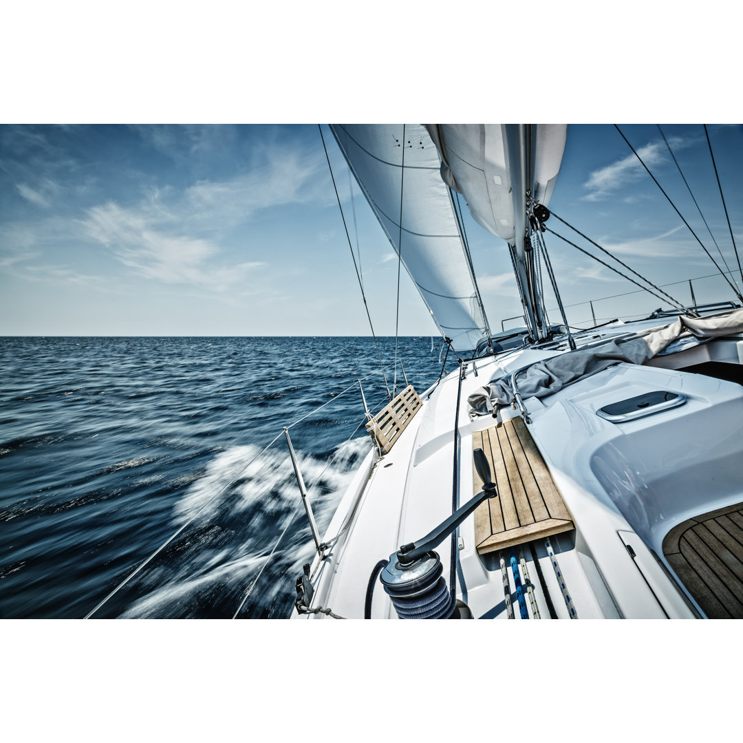 Segeln mit Segelboot von Mbbirdy - Druck auf Leinwand ohne Rahmen