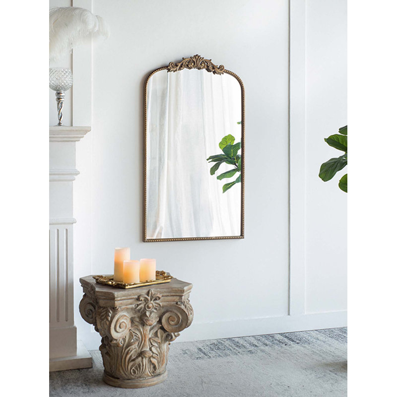 Miroir de conception classique avec cadre d'inspiration baroque, Doré, 41.7" H x 24" W