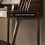 Ensemble de bureau et de chaises en bois massif de petite taille