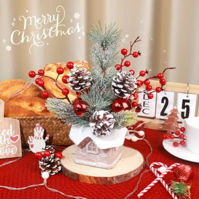 Petit sapin de Noël artificiel de table avec mini décorations de Noël avec ornements des fêtes, baies rouges, pomme de pin, verdure pour la maison, manteau de cheminée, décor de Noël