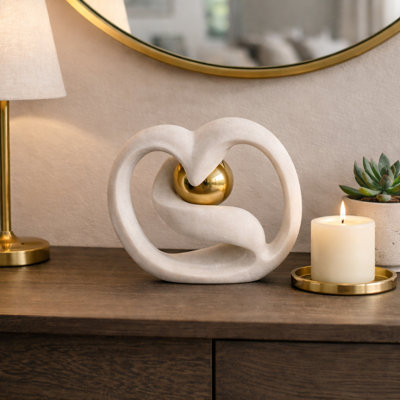 Figurine sculptée en résine avec sphère en acier inoxydable pour la décoration intérieure