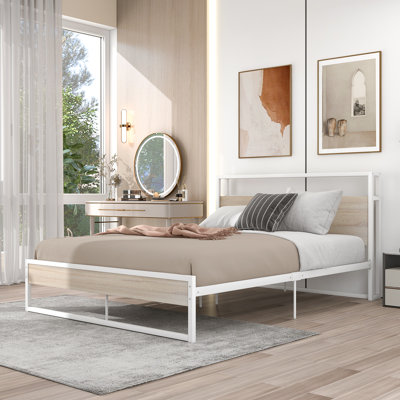 Base de lit plateforme en métal Shaelyn avec prises et ports USB