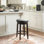 Tabouret rembourré pivotant avec structure en bois massif Baylis