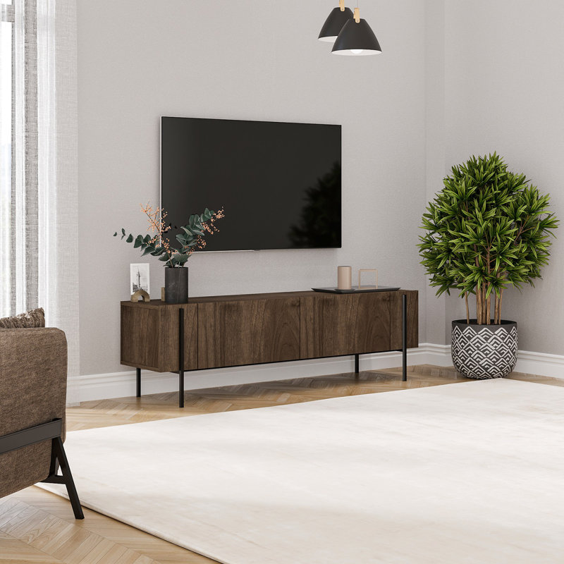 Meuble télé moderne en noyer de 63,0 po x 17,9 po x 12,4 po | 100% panneau de particules enduit de mélamine, épaisseur: 0,7 pouce | Design industriel élégant avec pieds de 16,0 po de hauteur | Parfait pour le salon et les espaces de divertissement