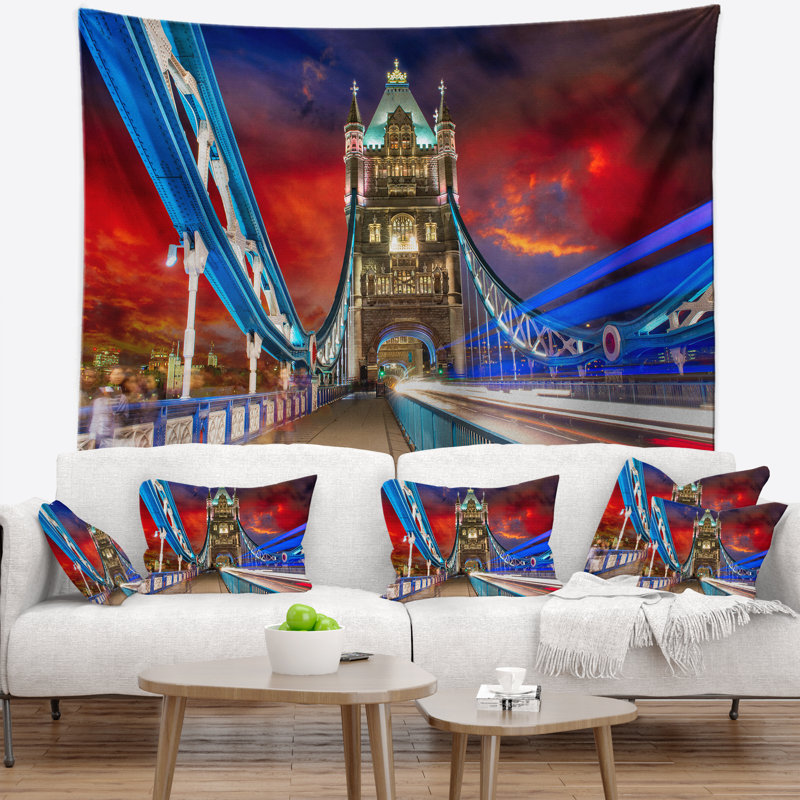 Tapisserie de cityscape orage au-dessus d’une tour en avec accessoires suspendus inclus, H 68 po x l 80 po
