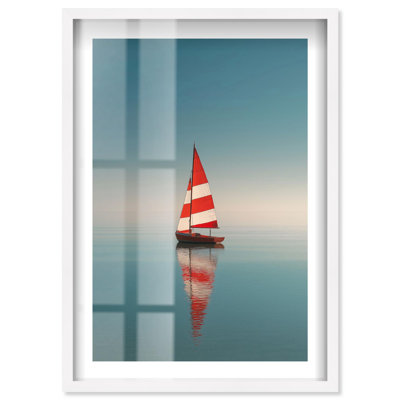 «Red Sail Serenity Shadowbox», photographie côtière par Notoriart, cadre blanc, 30 x 45
