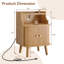 Table de chevet cannelée de style moderne du milieu du siècle avec station de recharge, table de chevet en chêne avec porte coulissante à tambour et étagère ouverte, meuble de rangement de 68,5 cm de haut pour chambre ou salon-1284929746