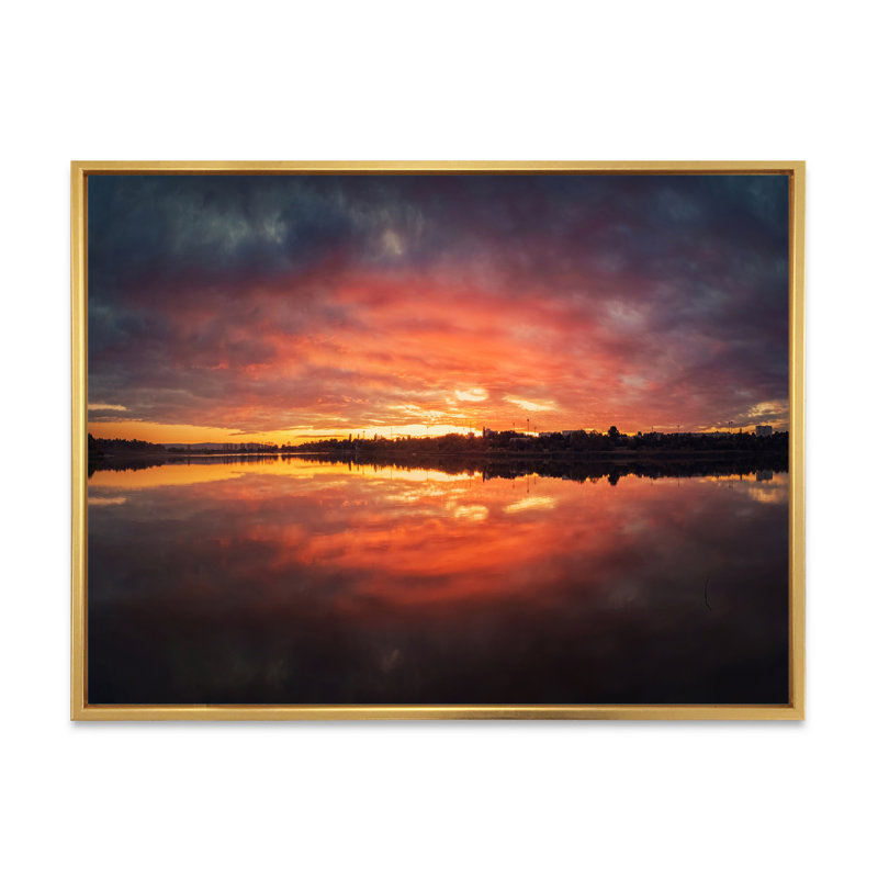 «Bold Sunset Panorama over Delia Lake» - photographie sur toile, H 24 po x l 32 po, Cadre flottant doré