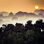 Paysage brumeux au coucher du soleil par Moreiso