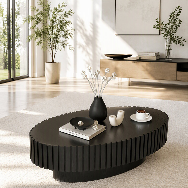 Table basse ovale en forme de piédestal robuste fabriquée à la main en bois de forme olive pour le salon (y compris la table basse, sans les chaises)