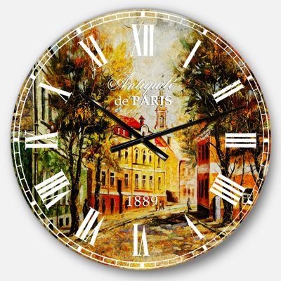 Ancienne horloge murale Vitebsk en automne