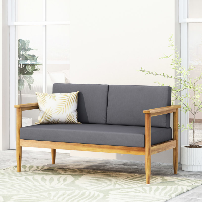 Bois avec un look tendance et des coussins au design attrayant