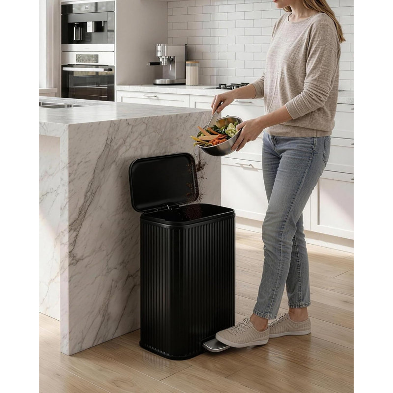 Poubelle de cuisine 13,2 gallons / 50 L avec conception cannelée, poubelle à marches avec couvercle à fermeture en douceur, bac de recyclage en acier inoxydable avec seau intérieur amovible pour la cuisine, le salon, le bureau, noir