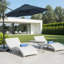 Grand parasol de patio en porte-à-faux carré bleu de 10 pi avec rotation à 360 ° et réglage des mésanges et parasol de terrasse robuste à baldaquin en polyester sans base.-273380940-278305762